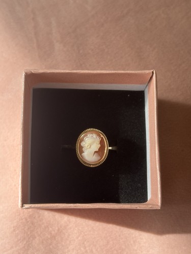 Vintage 9ct yellow - yellow, cameo