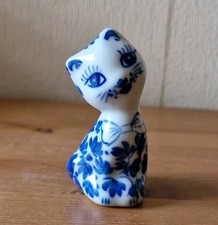 Hand Painted Blue And White Leaf Design  Ceramic Cat Ornament 