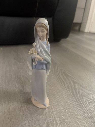 Lladro girl with calla - calla, lillies