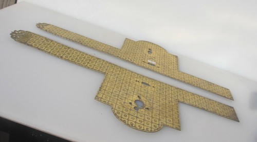 Antique brass finger push - brass,