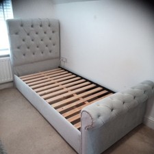 MILAN STYLE CHESTERFIELD SLEIGH BED IN PLUSH FABRIC SIZE SINGLE
