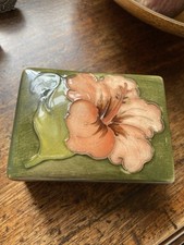 Moorcroft Vintage Hibiscus Flower Lidded Trinket Box Green & Coral