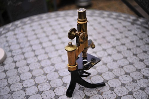 Old leitz microscope - microscope, stativ