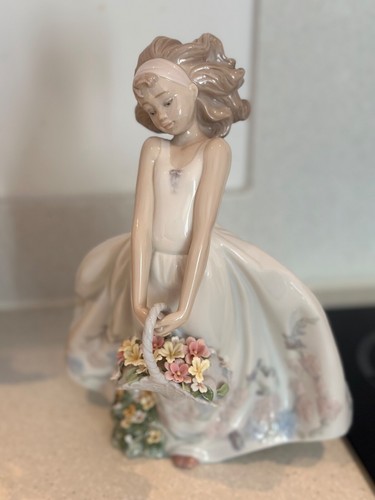 Lladro wild flowers girl - lladro,