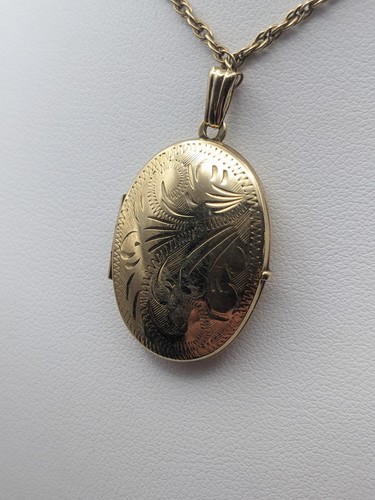 Ladies 9ct gold - hinged, locket