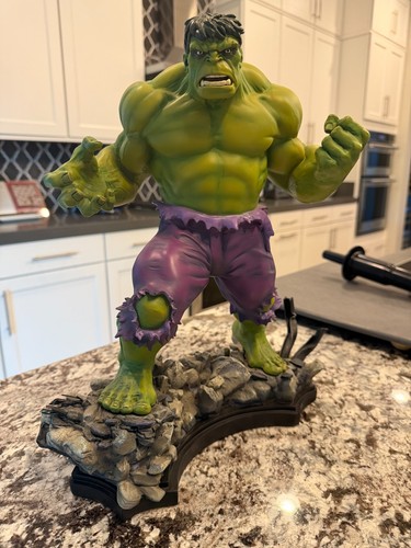 Bowen hulk retro - bowen, statue
