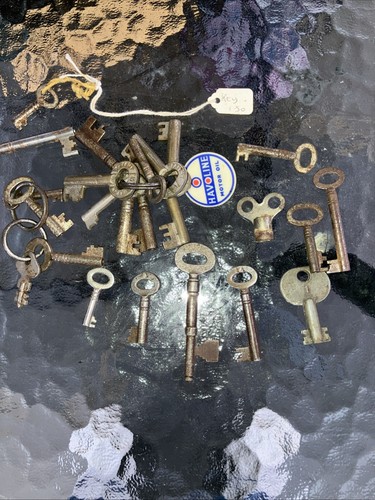 Job lot old keys - lot,