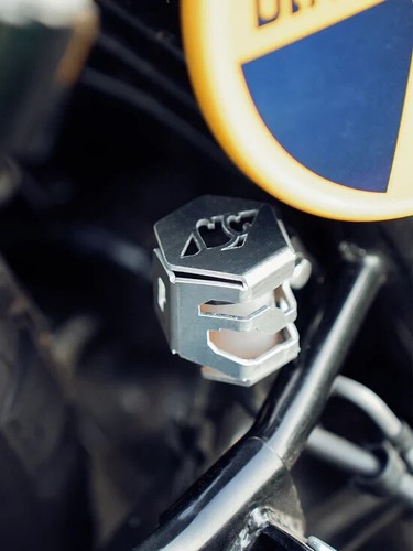 Casque rear oil cap - rear, for