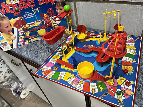 Mouse trap board game 80s - trap,