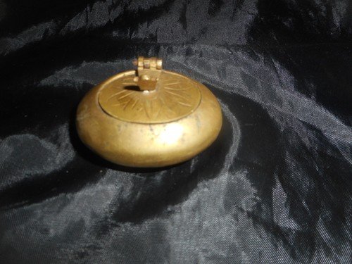 Old brass snuff - , 2"