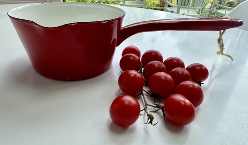 Red enamel spouted milk - j,