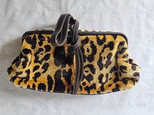 A striking leopard print