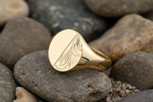 9ct yellow gold oval signet - 9ct,