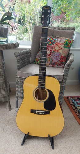 Squier fender dreadnought - by,