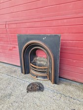 CAST IRON FIREPLACE / FIRE