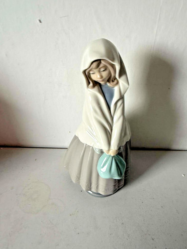 Nao lladro girl holding - nao,