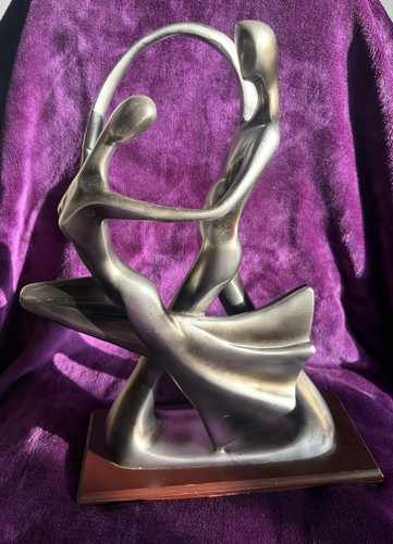 The dancers sculpture - the,