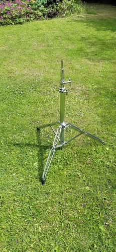 Sturdy double braced stand - sturdy, double-braced