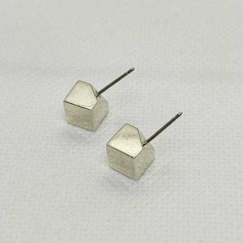 Tiffany cube stud - &,