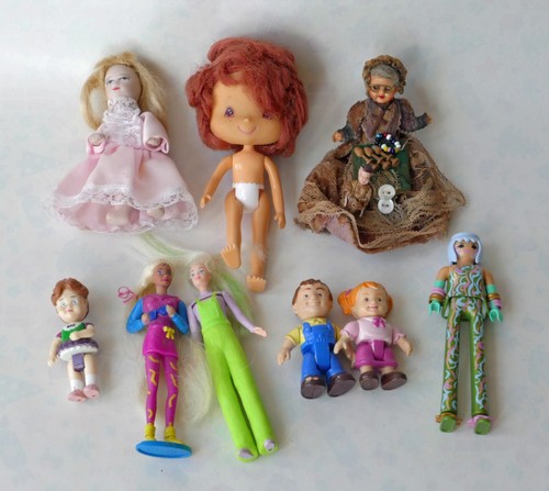 Bundle nine small dolls - nine, of