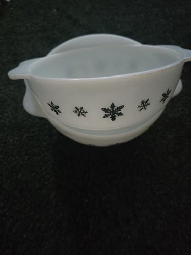Pyrex snowflake dishes - , x2