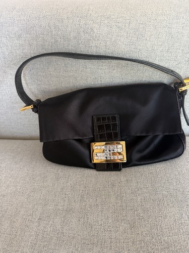 Fendi iconic baguette - iconic,