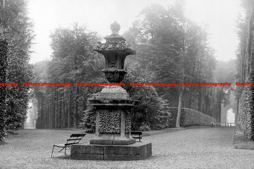 F004504 four faces garden - faces, at