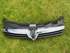 VAUXHALL ASTRA H CENTRE CHROME GRILLE  -  GRILL AND BADGE 13108471 2004 -10