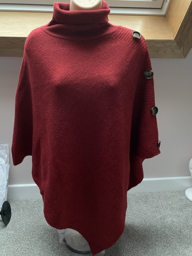 Red cape with button - red, detail