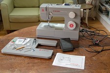 Singer Sewing Machine Heavy Duty 4432, nearly new. Extension table + foot pedal
