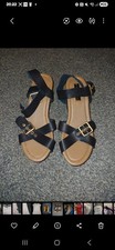 ** BLACK STRAPPY WEDGE BROWN