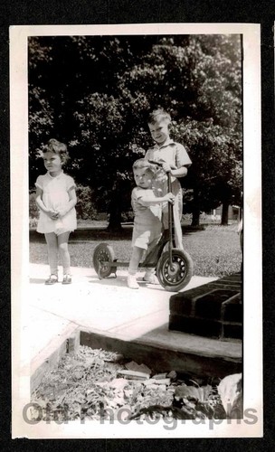 Kid playing sidewalk - kid's,