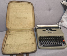 Olivetti Lettera 22 Typewriter