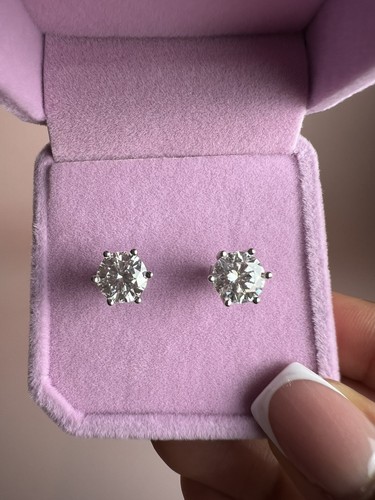 Round cut moissanite stud - cut,