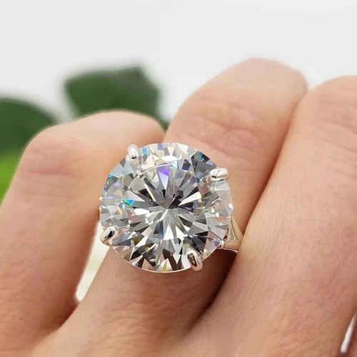 White moissanite round - white,