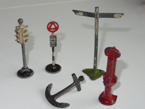 Dinky britains road signs - dinky,