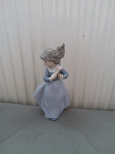 Nao lladro girl holding - lladro,