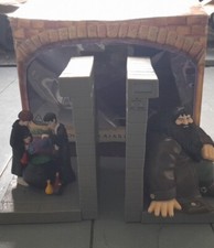 HARRY POTTER WARNER BROS OFFICIAL MERCHANDISE BOOK ENDS HARRY RON HAGRID 2001