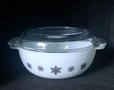 Pyrex Gaiety Snowflake Lidded Casserole Dish. Retro. Mid Century Modern.