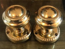 PAIR HEAVY BRASS SPRUNG LOADED ROPE EDGED DOOR KNOBS + SPINDLE & DUMMY SPINDLES