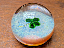 Rare Paul Ysart 4 Leaf Clover Cloverleaf Art Glass Paperweight Mottled Bed
