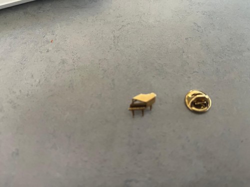 Small gold plated piano - piano, brooch