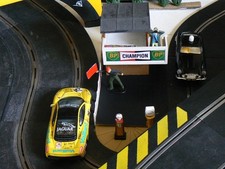 SCALEXTRIC K/704 CLASSIC VINTAGE MARSHALS' BUILDING + 2 STAFF FIGURES EXCELLENT