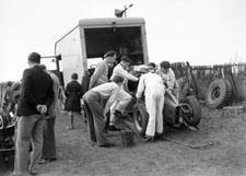 Stirling Moss helps mechanics