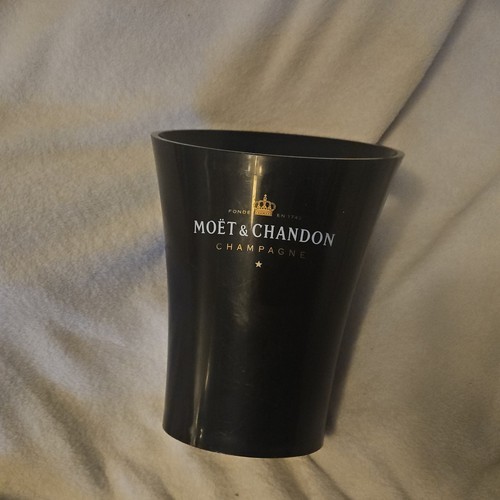 Moët chandon black plastic - &,