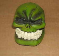 AQUARIUM green skull ornaments