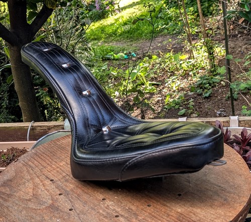 Cobra style seat - cobra, ribbed