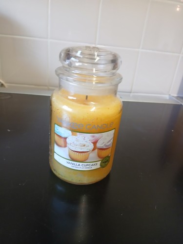 Yankee candle vanilla - candle, cupcake
