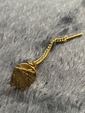 Tie pin with chain gold effect