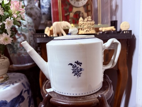 Large white chinese teapot - a,